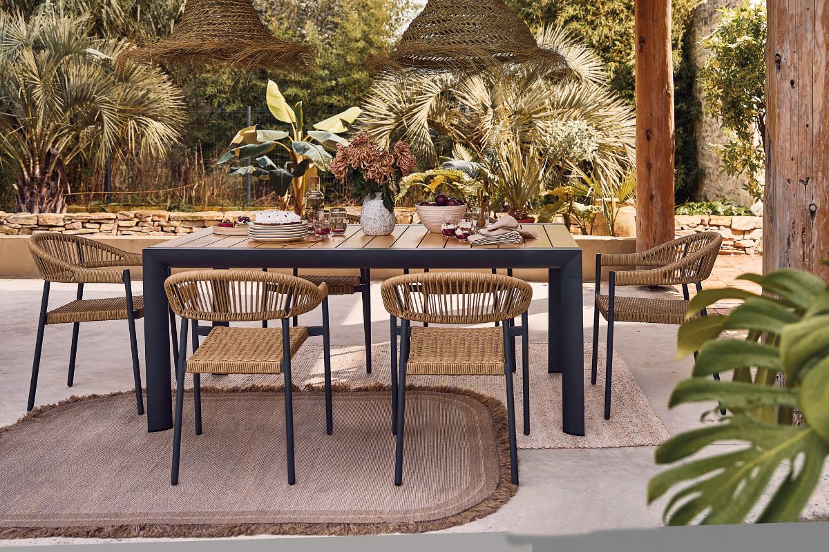 scopri il set tavolo e sedie da giardino 
