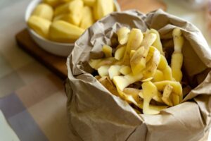 Concime liquido fatto in casa con la buccia di patata: una carica estiva per ogni pianta