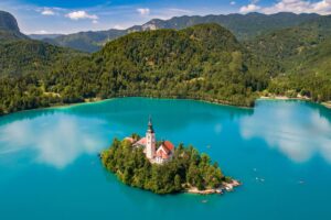 Slovenia in auto: l’itinerario estivo tra Bled, Lubiana e le gole più fresche d’Europa