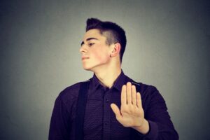 I segni zodiacali che tagliano i ponti senza spiegazioni (e perché lo fanno)