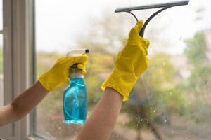 Pulire i vetri con l’acqua gasata: il rimedio anti-aloni usato dai professionisti