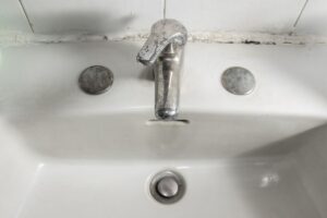 Il trucco dell'acqua bollente e aceto per eliminare il calcare dai lavandini