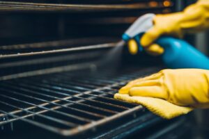 Pulisci il forno con solo bicarbonato e acqua: niente odori, nessuna fatica