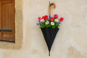 Ricicla un ombrello rotto e crea un porta-fiori sospeso originale