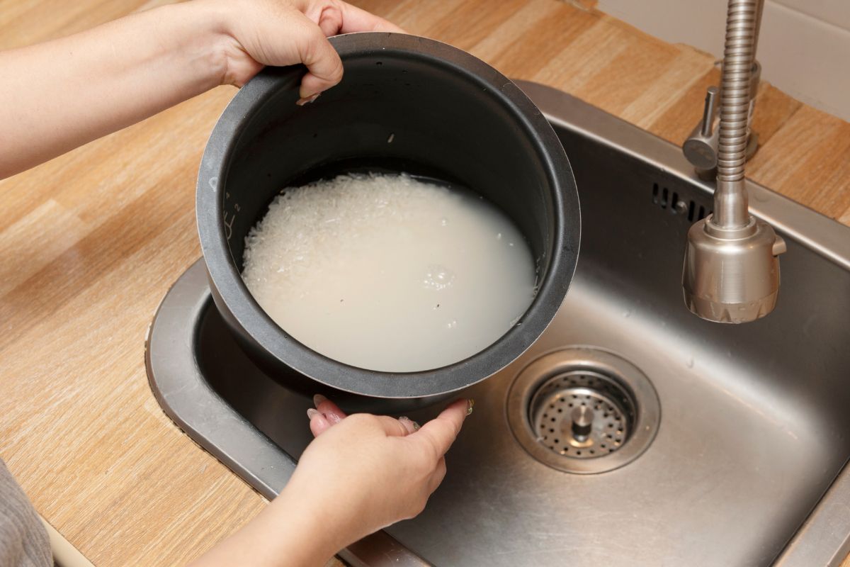 trucco dell'acqua del riso per lucidare mobili