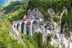 Viaggio in treno tra Austria e Svizzera: le tratte panoramiche perfette per l'estate