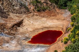 Il mistero del lago rosso che affascina i viaggiatori sull’Isola d’Elba