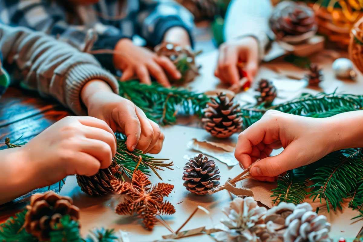 decorazione con rami di pino e pigne